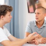 Utilice este título La psicología dice que los hijos adultos que se sienten culpables después de establecer un límite razonable con uno de sus padres no son egoístas; aprendieron que mantener a la familia cómoda era parte de ser “bueno” y cree en base a ese titulo original un titulo nuevo, preciso, comprensible y que no pierda relacion con el titulo original. Necesito que me devuelvas solo y nada mas que el titulo nuevo.
