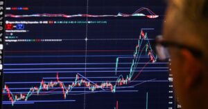 Las cinco razones por las que se dio vuelta el riesgo país y el mercado le corre el arco a Caputo