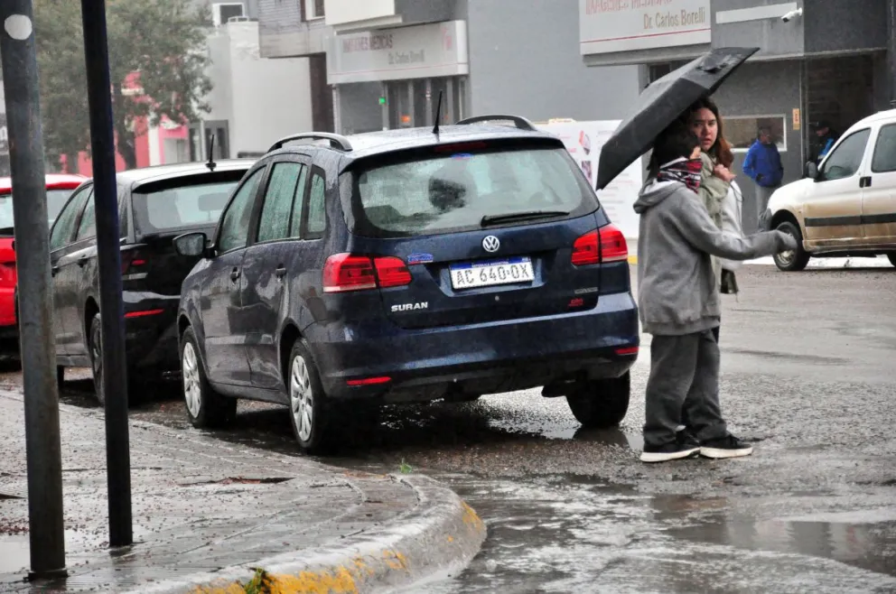 Las lluvias se quedan en Comodoro y Rada Tilly, pero el viento da tregua
