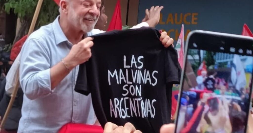 Lula Da Silva mostró una remera con la inscripción "Las Malvinas son argentinas" en un acto en el cierre de su campaña