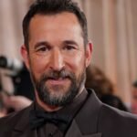 Utilice este título  Noah Wyle, el doctor Robby de la multipremiada “The Pitt”, fue elegido como el hombre más sexy del mundo en 2026 y cree en base a ese titulo original un titulo nuevo, preciso, comprensible y que no pierda relacion con el titulo original. Necesito que me devuelvas solo y nada mas que el titulo nuevo.