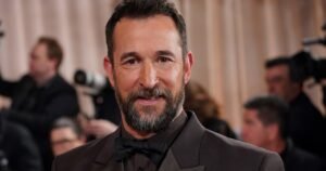 Noah Wyle, el doctor Robby de la multipremiada "The Pitt", fue elegido como el hombre más sexy del mundo en 2026
