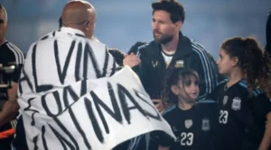 Polémica en Inglaterra por la bandera de Malvinas durante la despedida de Messi