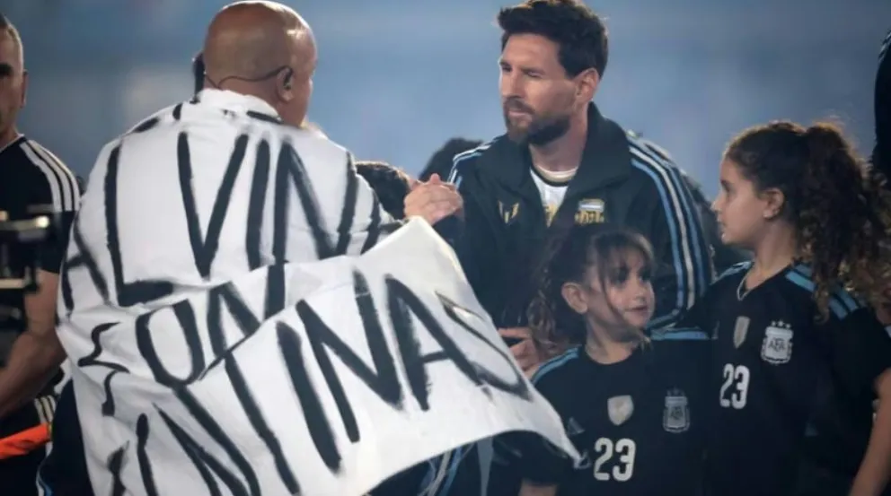 Polémica en Inglaterra por la bandera de Malvinas durante la despedida de Messi