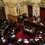 Utilice este título Sin acuerdo en dos puntos clave, el Senado debate hoy el proyecto para cambiar la polémica ley de salud mental y cree en base a ese titulo original un titulo nuevo, preciso, comprensible y que no pierda relacion con el titulo original. Necesito que me devuelvas solo y nada mas que el titulo nuevo.