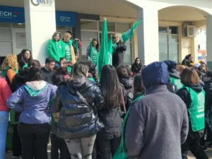 Tensión en la protesta de ATE: la Policía lanzó gases contra los manifestantes en Comodoro