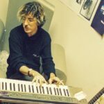 Utilice este título  “Yo todavía tengo la ilusión de tocar con Charly” y cree en base a ese titulo original un titulo nuevo, preciso, comprensible y que no pierda relacion con el titulo original. Necesito que me devuelvas solo y nada mas que el titulo nuevo.