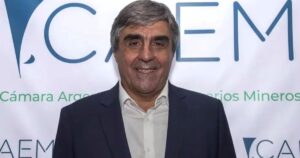 advierten que si el precio del oro sigue cayendo peligra la explotación de ese mineral