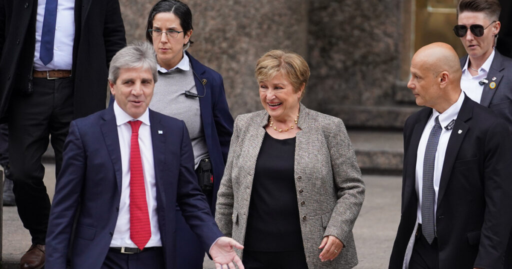 ante el FMI y el Banco Mundial buscará destrabar nuevos fondos y blindar el programa financiero