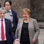 Utilice este título  ante el FMI y el Banco Mundial buscará destrabar nuevos fondos y blindar el programa financiero y cree en base a ese titulo original un titulo nuevo, preciso, comprensible y que no pierda relacion con el titulo original. Necesito que me devuelvas solo y nada mas que el titulo nuevo.
