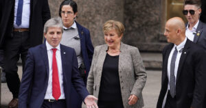 ante el FMI y el Banco Mundial buscará destrabar nuevos fondos y blindar el programa financiero