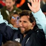 Utilice este título contacto con la realeza, vínculo con los chicos y viaje a Nueva York para jugar con Inter Miami y cree en base a ese titulo original un titulo nuevo, preciso, comprensible y que no pierda relacion con el titulo original. Necesito que me devuelvas solo y nada mas que el titulo nuevo.