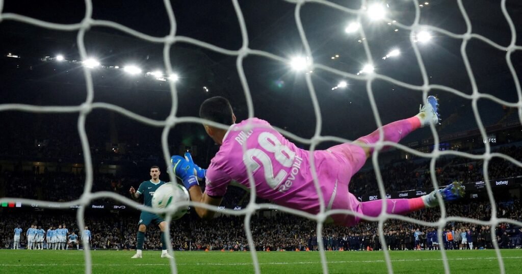 el arquero tapó dos penales y el Colo falló el suyo en la Copa de la Liga de Inglaterra