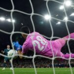Utilice este título el arquero tapó dos penales y el Colo falló el suyo en la Copa de la Liga de Inglaterra y cree en base a ese titulo original un titulo nuevo, preciso, comprensible y que no pierda relacion con el titulo original. Necesito que me devuelvas solo y nada mas que el titulo nuevo.