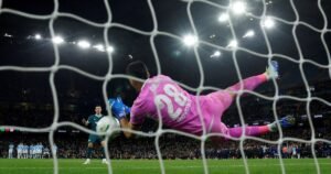 el arquero tapó dos penales y el Colo falló el suyo en la Copa de la Liga de Inglaterra