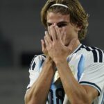 Utilice este título el posteo de Dibu Martínez para Nico Paz que lo apunta como el heredero de la camiseta de Lionel Messi y cree en base a ese titulo original un titulo nuevo, preciso, comprensible y que no pierda relacion con el titulo original. Necesito que me devuelvas solo y nada mas que el titulo nuevo.