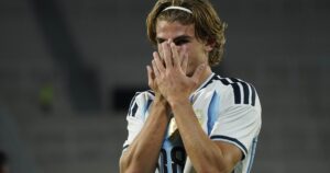 el posteo de Dibu Martínez para Nico Paz que lo apunta como el heredero de la camiseta de Lionel Messi