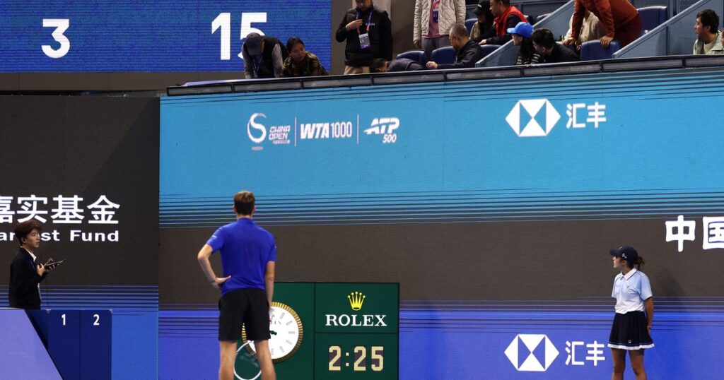 perdía contra Djokovic y lo descalificaron por pegarle un pelotazo a un espectador en el ATP 500 de Beijing