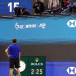 Utilice este título perdía contra Djokovic y lo descalificaron por pegarle un pelotazo a un espectador en el ATP 500 de Beijing y cree en base a ese titulo original un titulo nuevo, preciso, comprensible y que no pierda relacion con el titulo original. Necesito que me devuelvas solo y nada mas que el titulo nuevo.