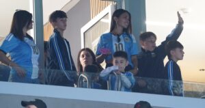 se sacaron fotos y recibieron ofrendas de los hinchas para el 10