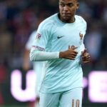 Utilice este título tras su lesión, no volvió a los entrenamientos del Real Madrid y fue visto en una disco de París y cree en base a ese titulo original un titulo nuevo, preciso, comprensible y que no pierda relacion con el titulo original. Necesito que me devuelvas solo y nada mas que el titulo nuevo.