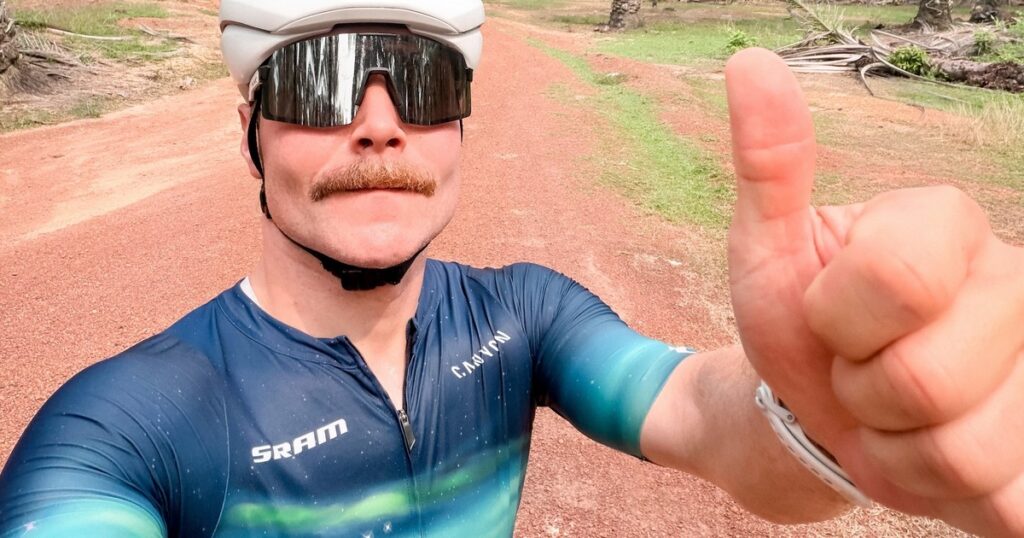 viajó más de 400 kilómetros en bicicleta de Sepang hasta Singapur para correr en la Fórmula 1