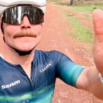 Utilice este título viajó más de 400 kilómetros en bicicleta de Sepang hasta Singapur para correr en la Fórmula 1 y cree en base a ese titulo original un titulo nuevo, preciso, comprensible y que no pierda relacion con el titulo original. Necesito que me devuelvas solo y nada mas que el titulo nuevo.